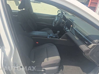 2025 Toyota Camry LE - miniatura 8