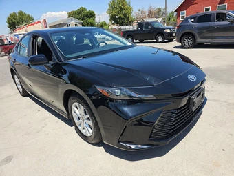 2025 Toyota Camry LE - miniatura 3