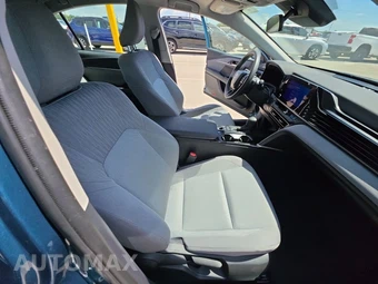 2025 Toyota Camry LE - miniatura 8