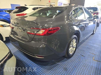2025 Toyota Camry LE - miniatura 3
