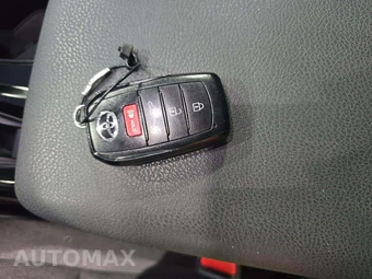 2025 Toyota Camry LE - miniatura 8