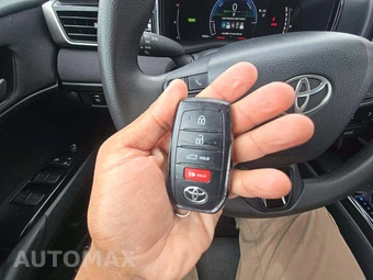 2025 Toyota Camry LE - miniatura 8