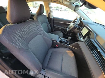 2025 Toyota Camry LE - miniatura 8