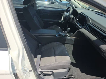 2025 Toyota Camry LE - miniatura 8