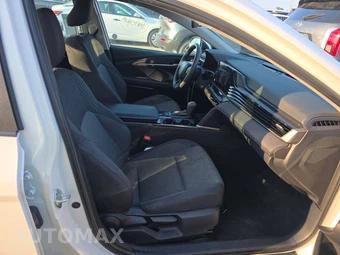 2025 Toyota Camry LE - miniatura 8