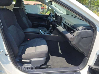 2025 Toyota Camry LE - miniatura 15