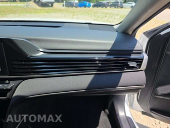 2025 Toyota Camry LE - miniatura 16