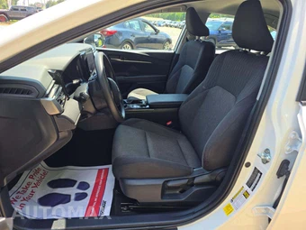 2025 Toyota Camry LE - miniatura 3