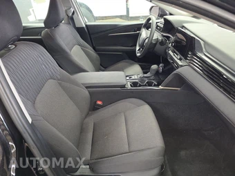2025 Toyota Camry LE – miniatura 8