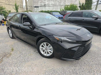 2025 Toyota Camry LE - miniatura 4