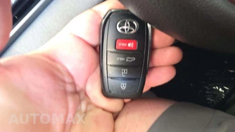2025 Toyota Camry LE - miniatura 18