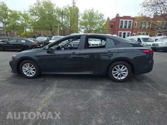 2025 Toyota Camry LE - miniatura 3