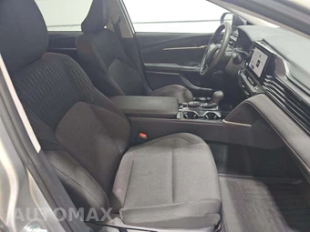 2025 Toyota Camry LE - miniatura 18