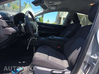 2025 Toyota Camry LE - miniatura 3