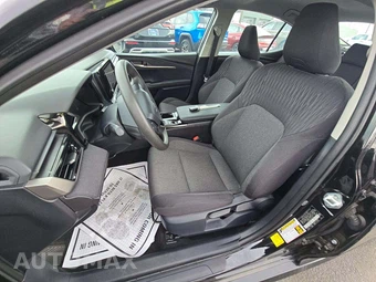 2025 Toyota Camry LE - miniatura 3