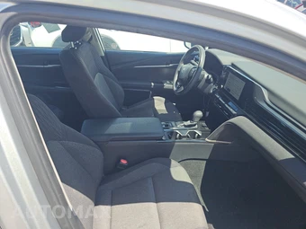 2025 Toyota Camry LE - miniatura 8