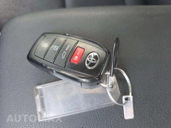 2025 Toyota Camry LE - miniatura 8