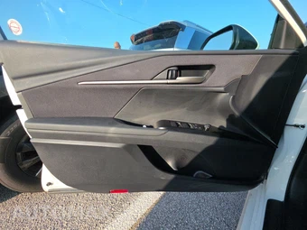 2025 Toyota Camry LE - miniatura 9