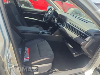 2025 Toyota Camry LE - miniatura 8