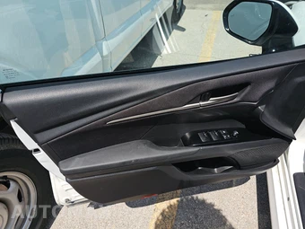 2025 Toyota Camry LE - miniatura 9
