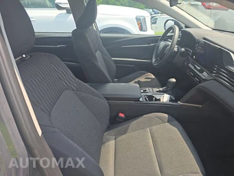 2025 Toyota Camry LE - miniatura 8