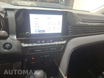 2025 Toyota Camry LE - miniatura 10