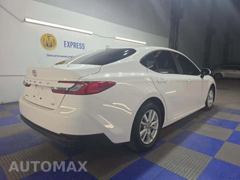 2025 Toyota Camry LE - miniatura 3