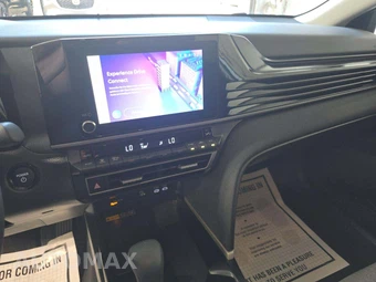 2025 Toyota Camry LE - miniatura 10