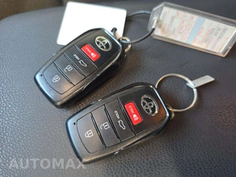 2025 Toyota Camry LE - miniatura 8