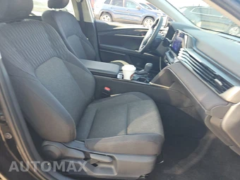 2025 Toyota Camry LE - miniatura 8