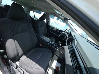 2025 Toyota Camry LE - miniatura 8