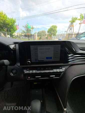 2025 Toyota Camry LE – miniatura 10