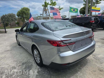 2025 Toyota Camry LE – miniatura 2