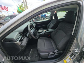 2025 Toyota Camry LE – miniatura 6