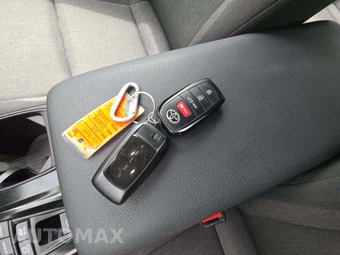 2025 Toyota Camry LE – miniatura 8