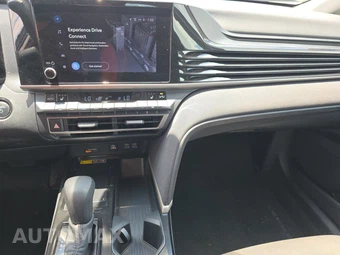 2025 Toyota Camry LE - miniatura 17