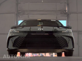 2025 Toyota Camry LE - miniatura 3