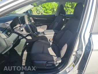 2025 Toyota Camry LE – miniatura 7