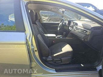 2025 Toyota Camry LE – miniatura 8