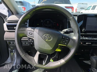 2025 Toyota Camry LE - miniatura 10