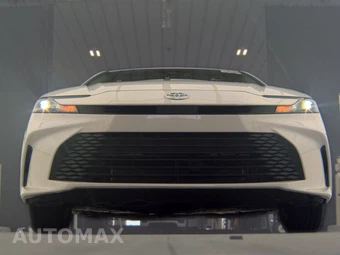 2025 Toyota Camry LE - miniatura 3
