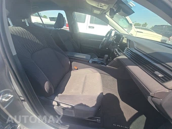 2025 Toyota Camry LE - miniatura 8