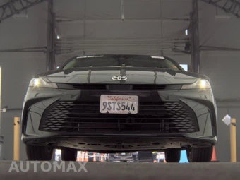 2025 Toyota Camry LE - miniatura 3