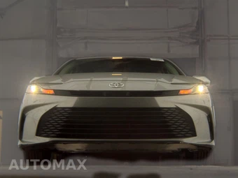 2025 Toyota Camry LE - miniatura 3