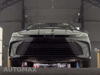 2025 Toyota Camry LE - miniatura 3