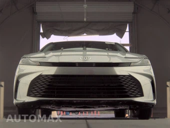 2025 Toyota Camry LE - miniatura 3