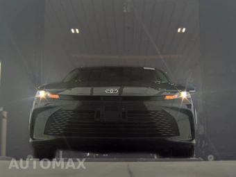 2025 Toyota Camry LE - miniatura 3