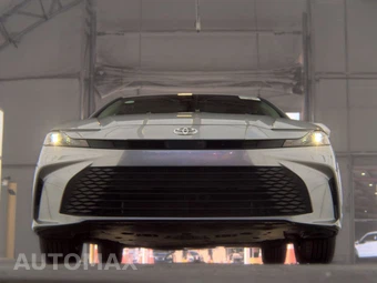 2025 Toyota Camry LE - miniatura 3