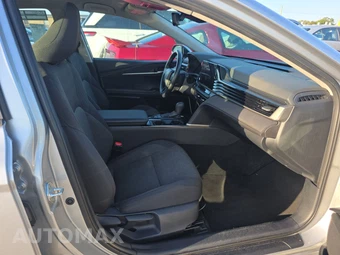2025 Toyota Camry LE - miniatura 14