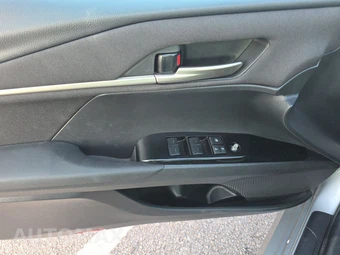 2025 Toyota Camry LE - miniatura 15